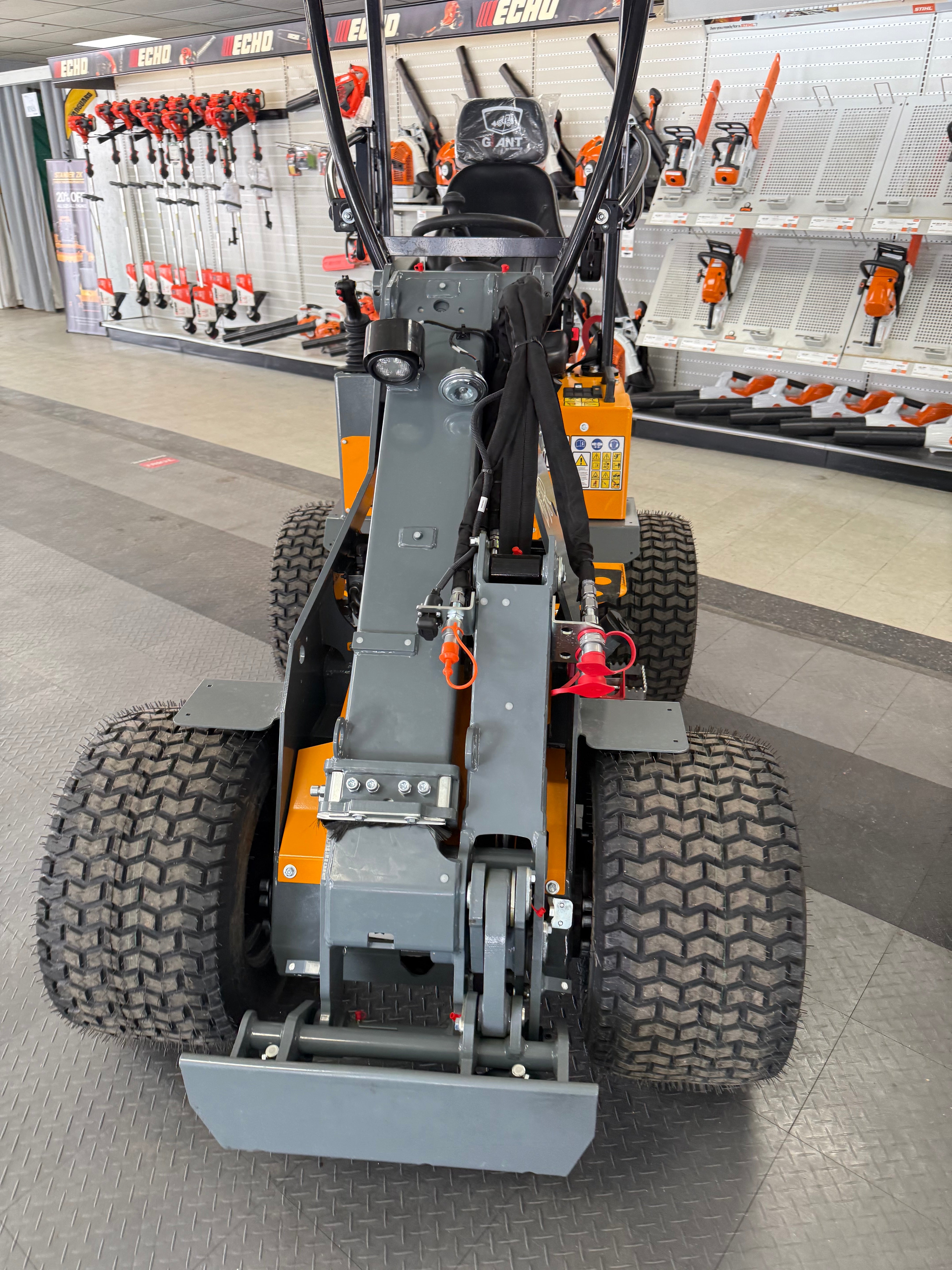 Giant G1200 Tele Mini Wheel Loader – Weaver Outdoors