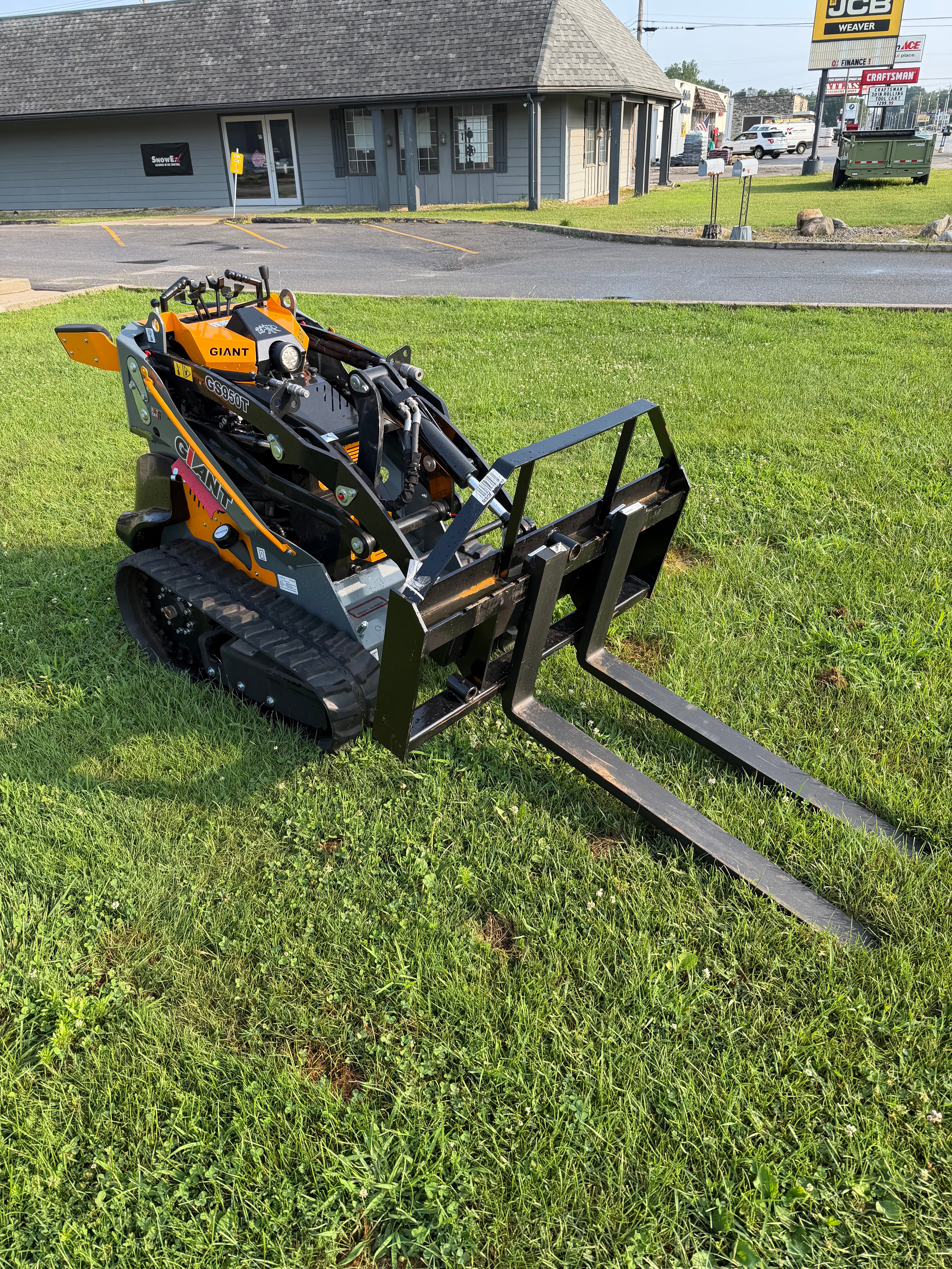 Giant GS950T Material Moving Package (Bucket & Forks)