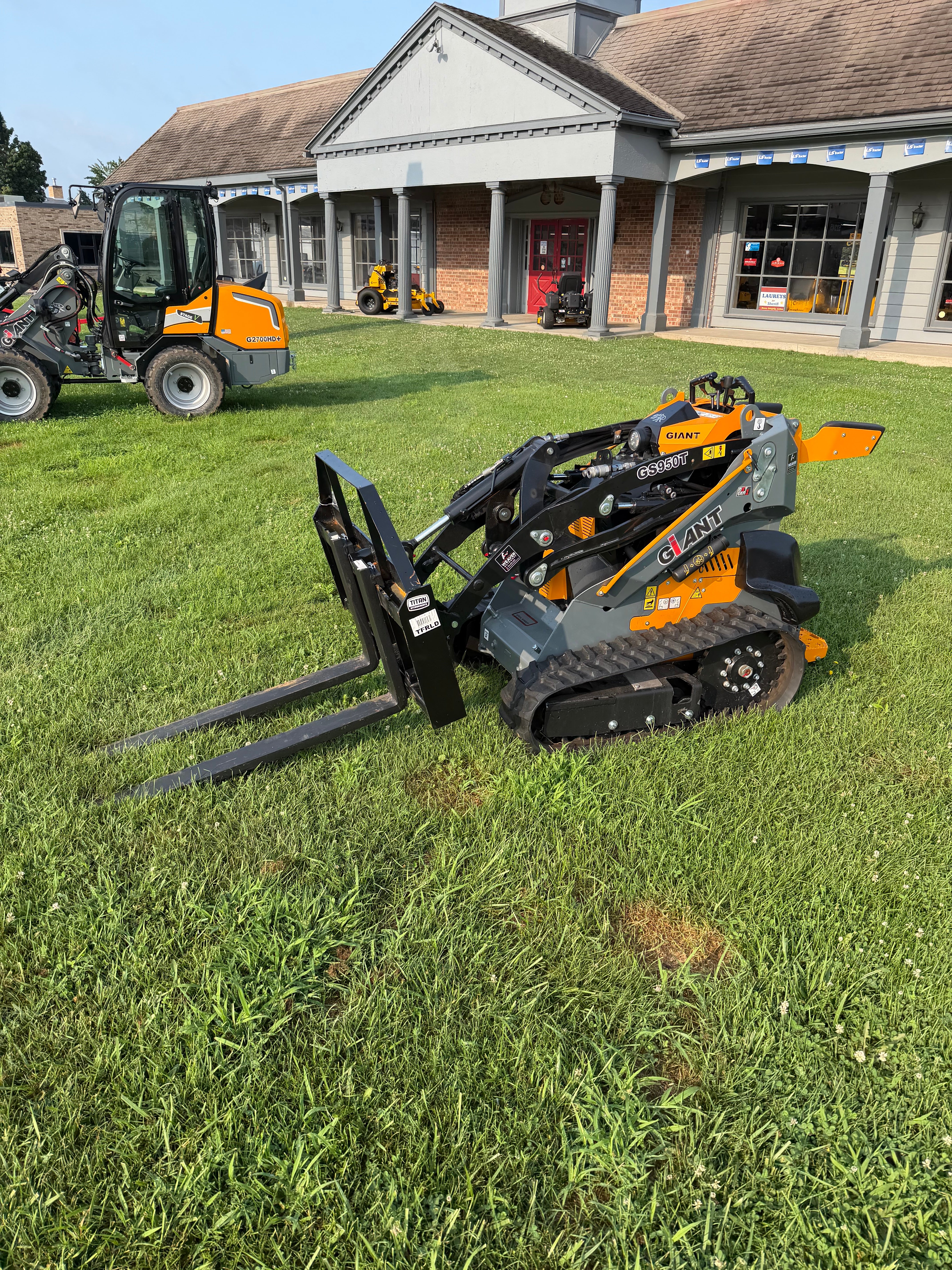 Giant GS950T Material Moving Package (Bucket & Forks)
