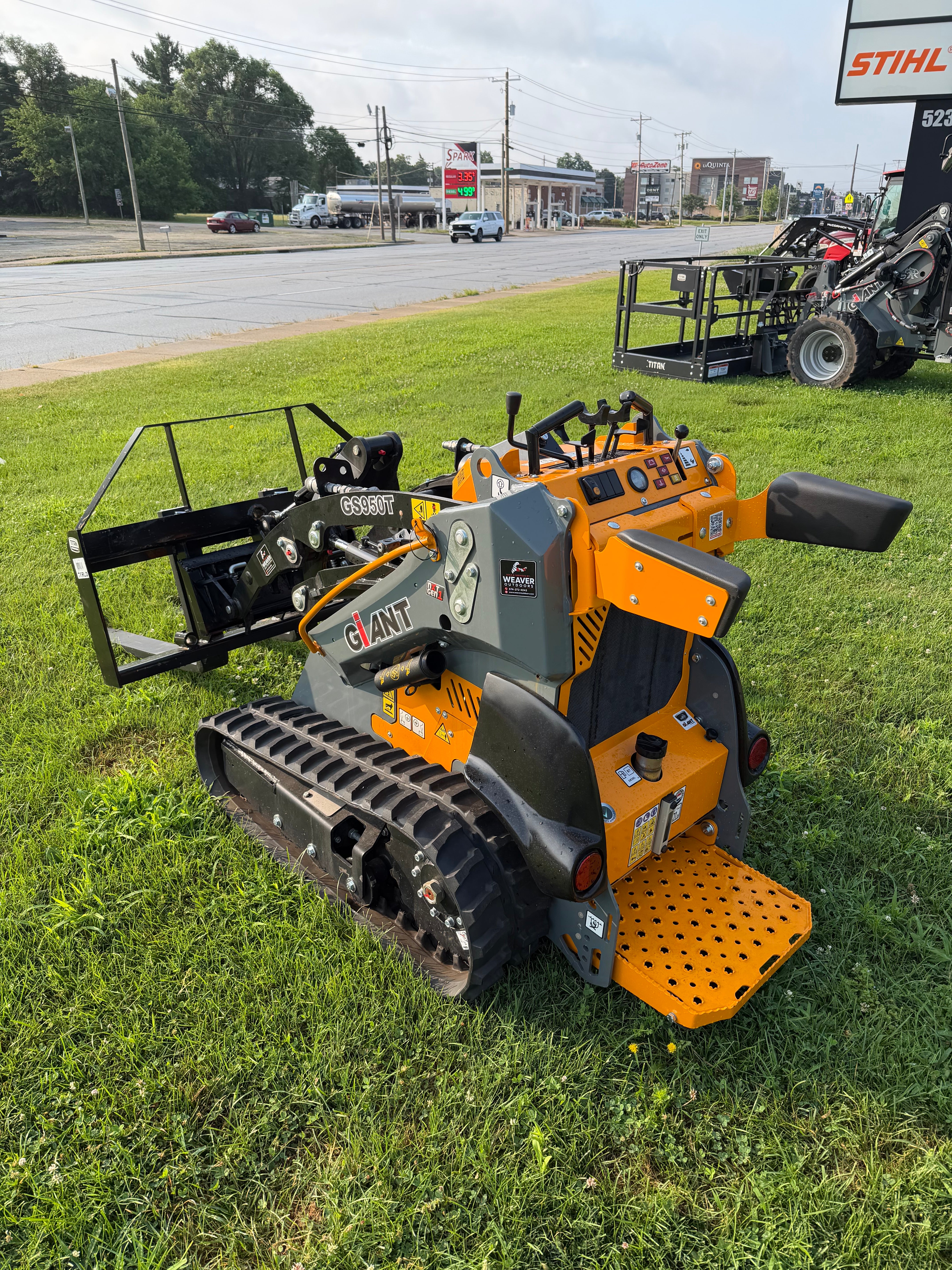 Giant GS950T Material Moving Package (Bucket & Forks)
