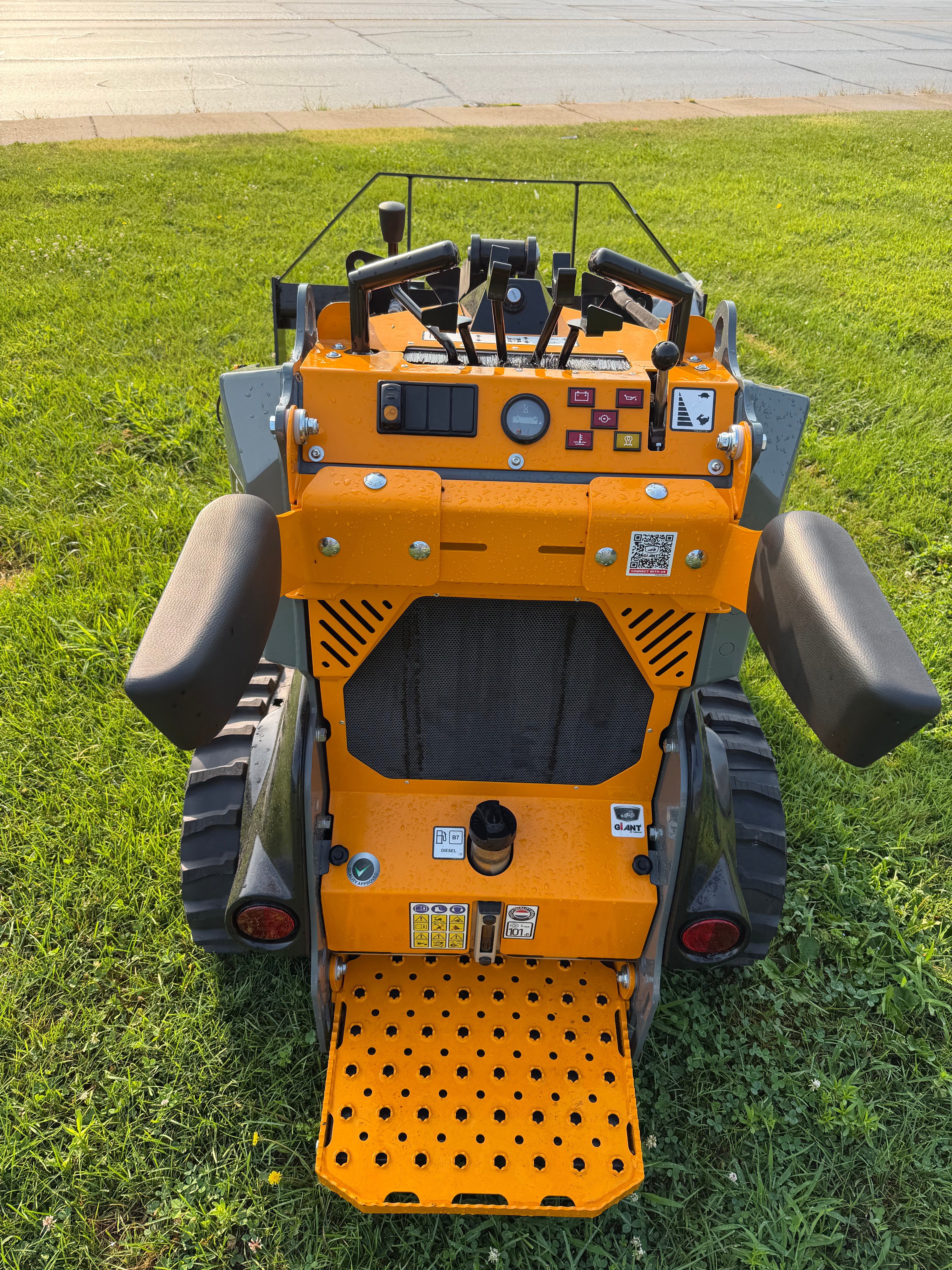 Giant GS950T Material Moving Package (Bucket & Forks)