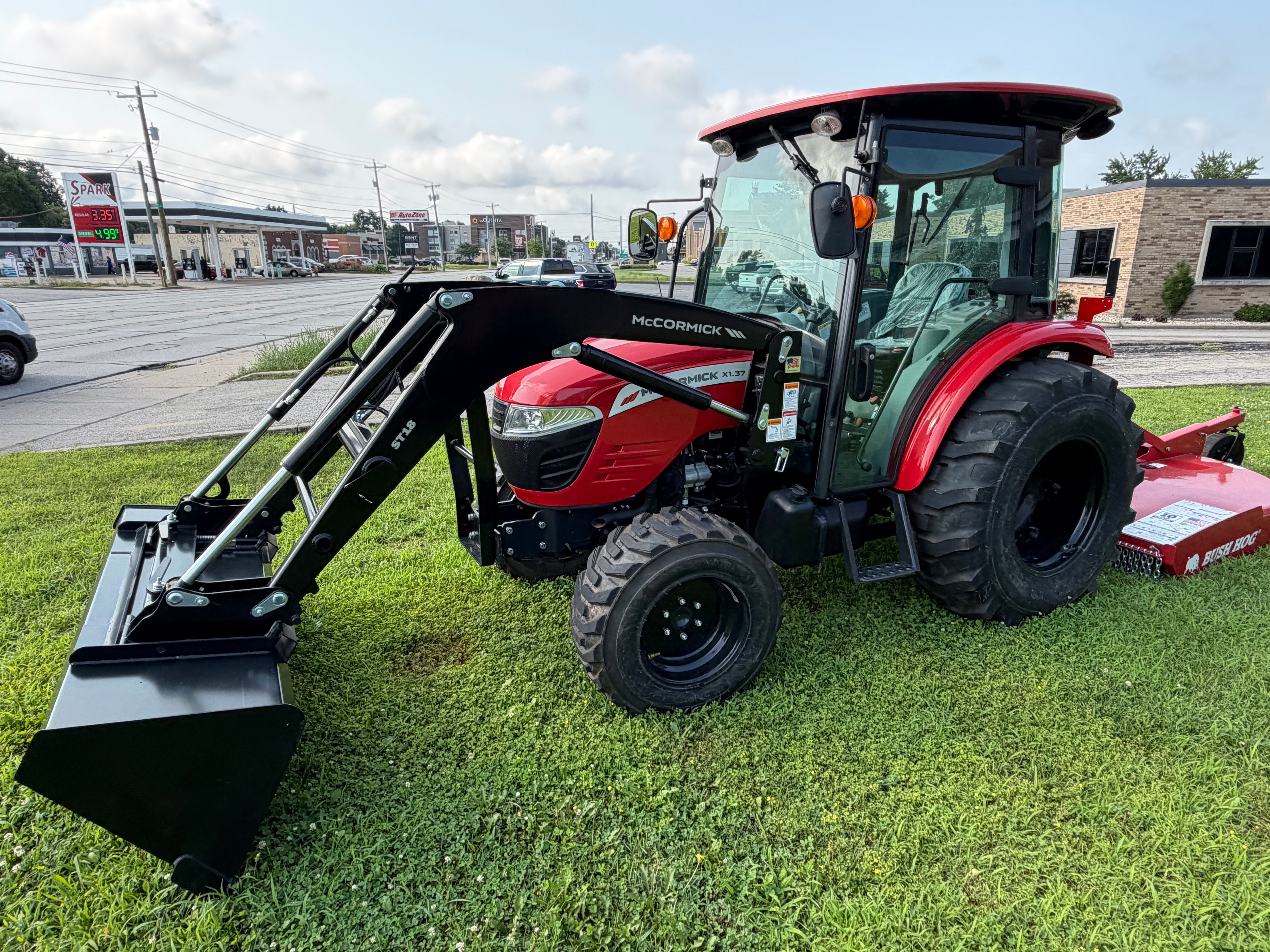 McCormick X1.37 HC Tractor with ST18 Loader